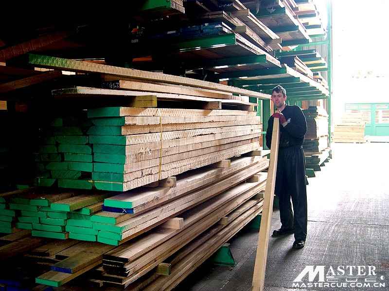 01_Selecting_Ash_and_Maple_Boards_800-feb6aab704.jpg
